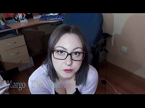 ❤️ 性感的眼镜女孩在镜头前深深地吸吮假阳具 ❤ Beautiful porn﹏﹏